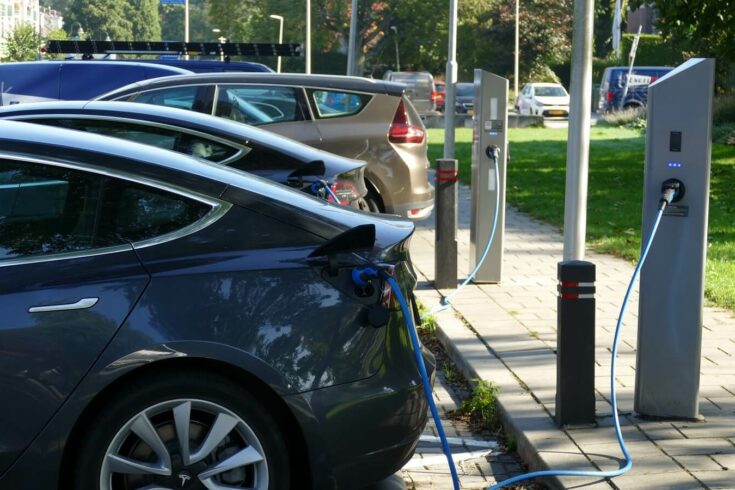 Kabinet overweegt noodstop voor laadpalen, omvormers zonnepanelen en warmtepompen